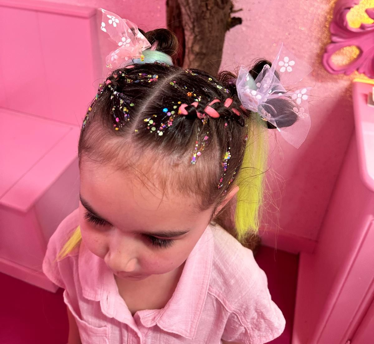 Mooi nieuw kapsel met glitter