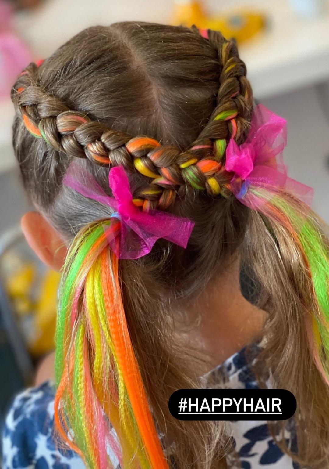 Mooi gevlecht haar, in het gekleurd
